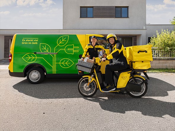Zwei Zusteller*innen auf E-Roller und vor einem Zustellfahrzeug stehend und sitzend